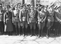 502576 Afbeelding van hoge Duitse militairen en leden van de N.S.B. die bijeen zijn gekomen op de Maliebaan te Utrecht ...